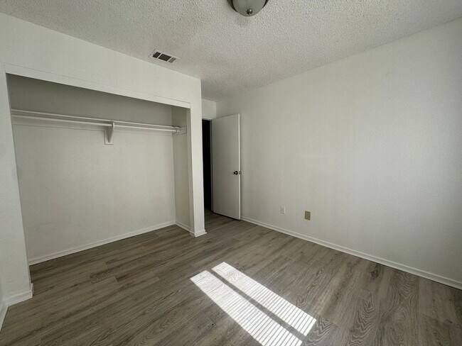 Building Photo - MeadSt221-223