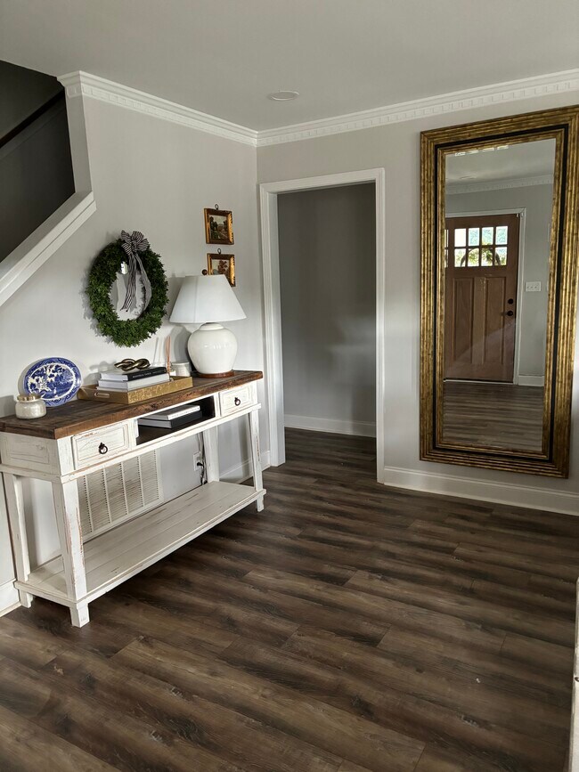 Building Photo - 303 Stonehaven Ln