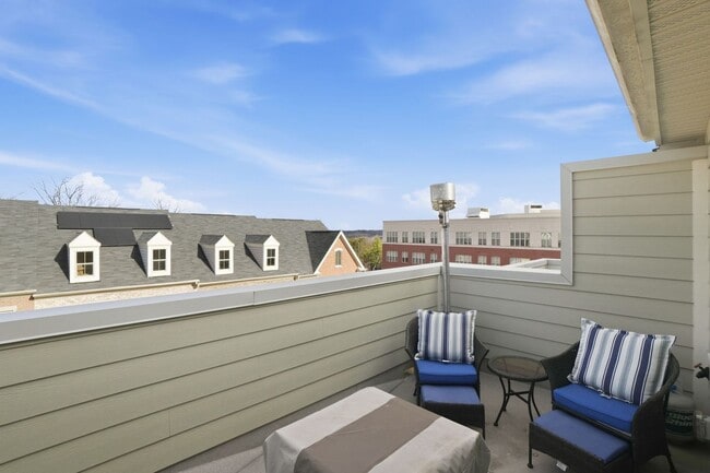 Building Photo - Stunning 3BR Townhome with Roof Deck in Reserves at Dakota Crossing!