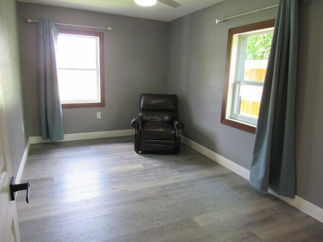 Building Photo - For Rent – Beautifully Remodeled 3 Bed, 2 ...
