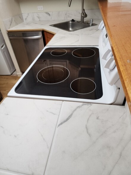 Building Photo - 320 Liliuokalani Ave