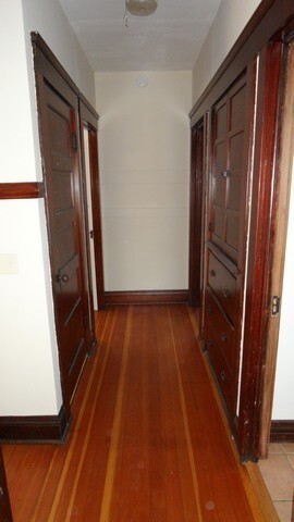 Building Photo - Charming craftsman home located in the hig...