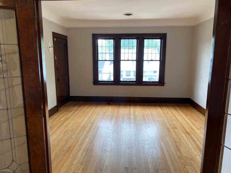 Building Photo - 910 Beaconsfield Ave