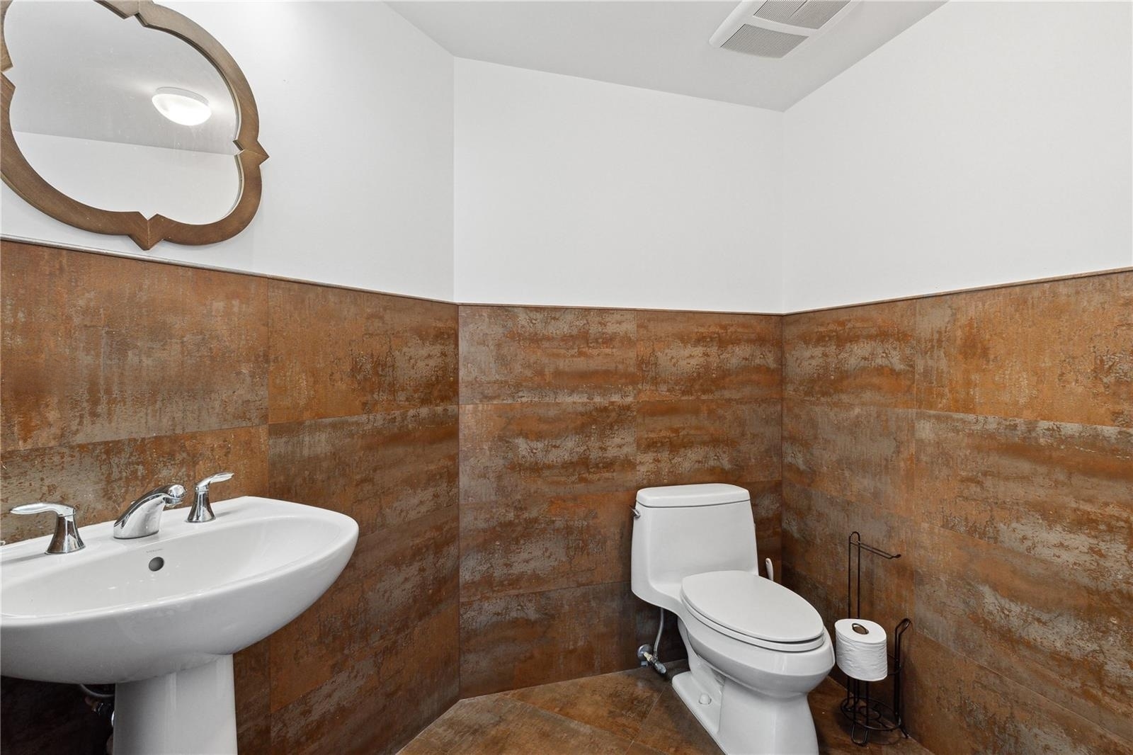 Building Photo - 16699 Collins Ave