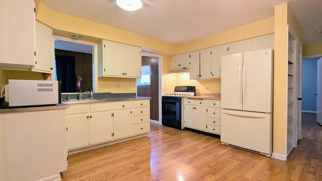 Building Photo - 917 S Summit St
