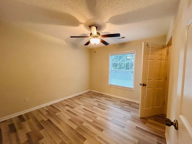 Building Photo - Beautiful Maintenance free 2 bedroom 2 bat...