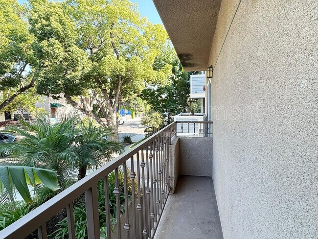 Building Photo - 843 Hayworth Ave