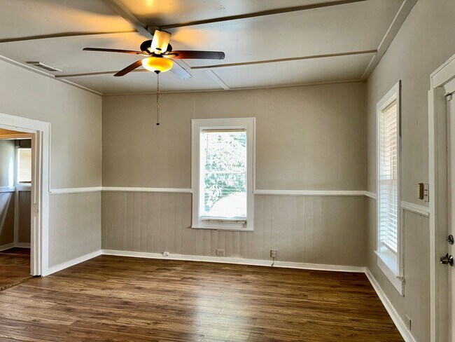 Building Photo - 2 Bedroom Cottage with Charm!