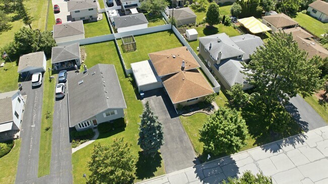 Building Photo - 607 Van Auken St
