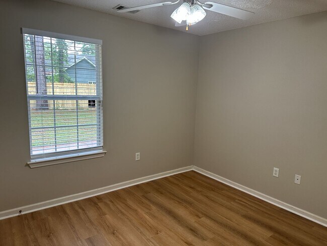 Building Photo - 355 Shady Oak Cir