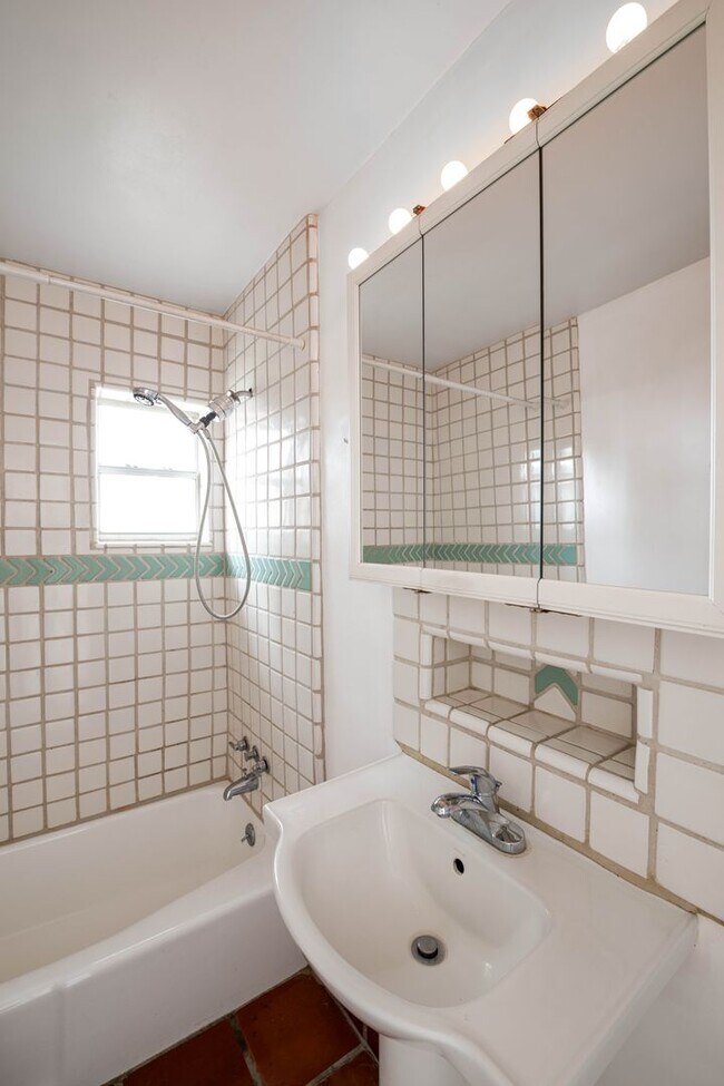 Building Photo - Sunlit One-Bedroom Gem