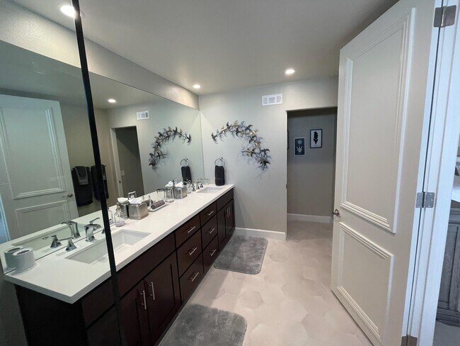 Building Photo - 76990 Lark Dr