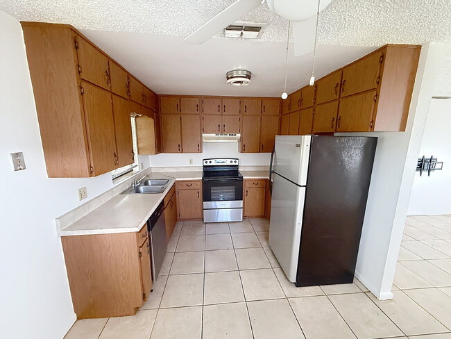 Building Photo - Lovely 2 bedroom 1 bath!