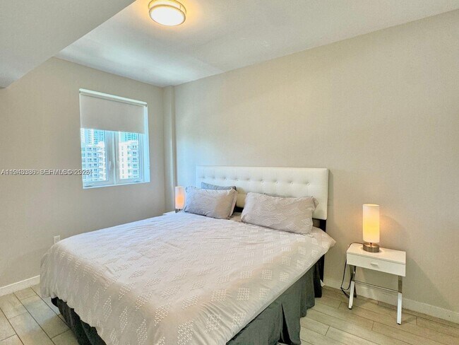 Building Photo - 321 NE 26th St