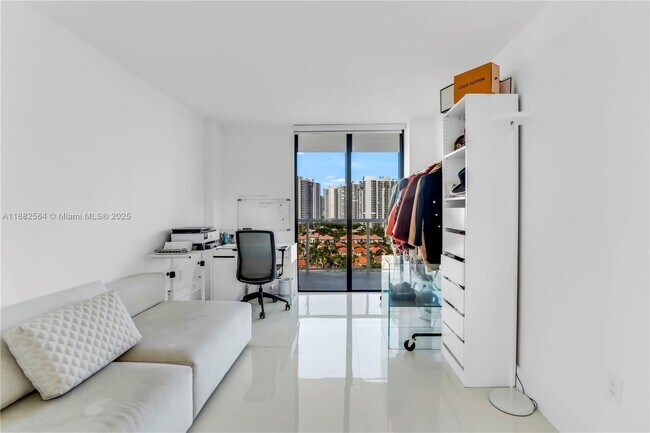 Building Photo - 3701 N Country Club Dr