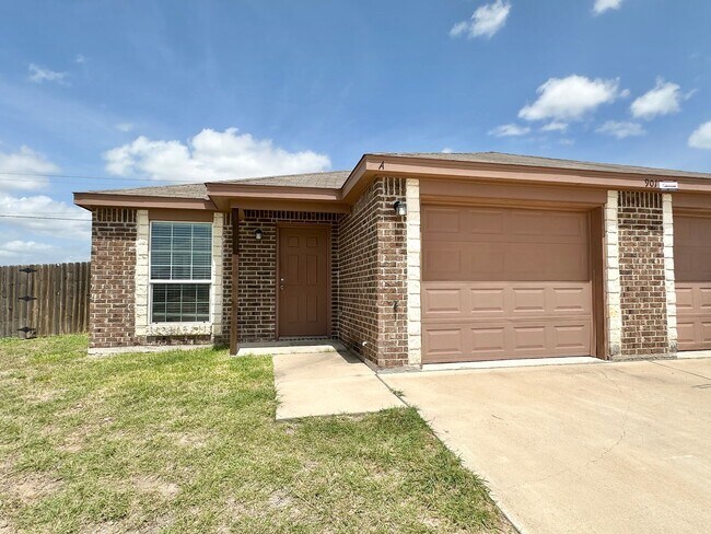 Building Photo - 901 Lasso Dr