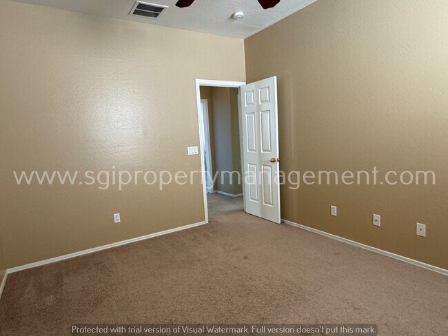 Building Photo - Beautiful split floorplan in a great neigh...