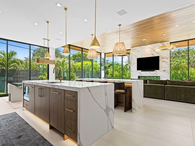 Building Photo - 2657 NE 34th St