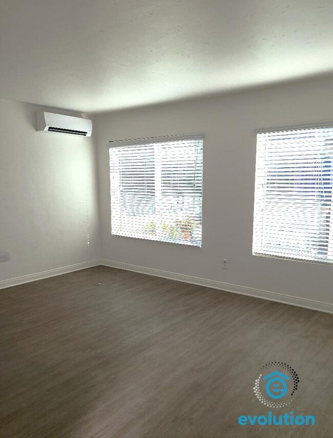 Building Photo - 734-740.5-7405 Jamaica Ct