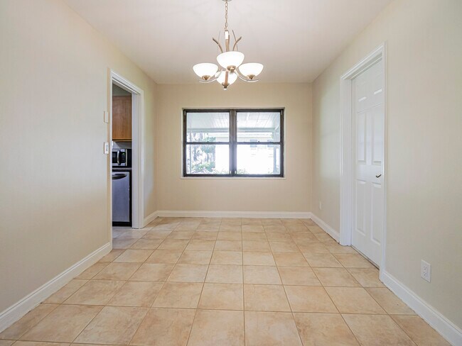 Building Photo - 855 28th Ave