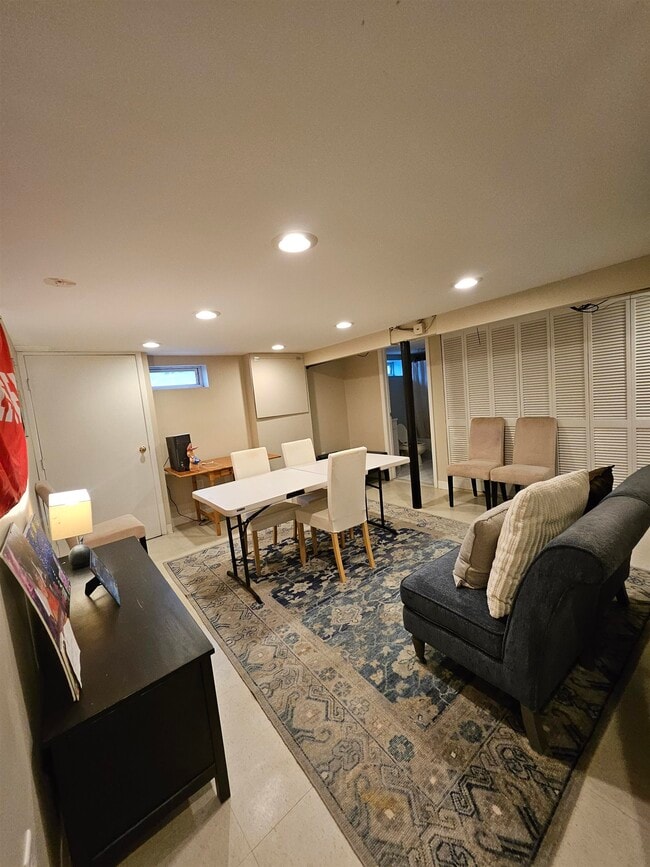 Building Photo - 301 E Glen Ave