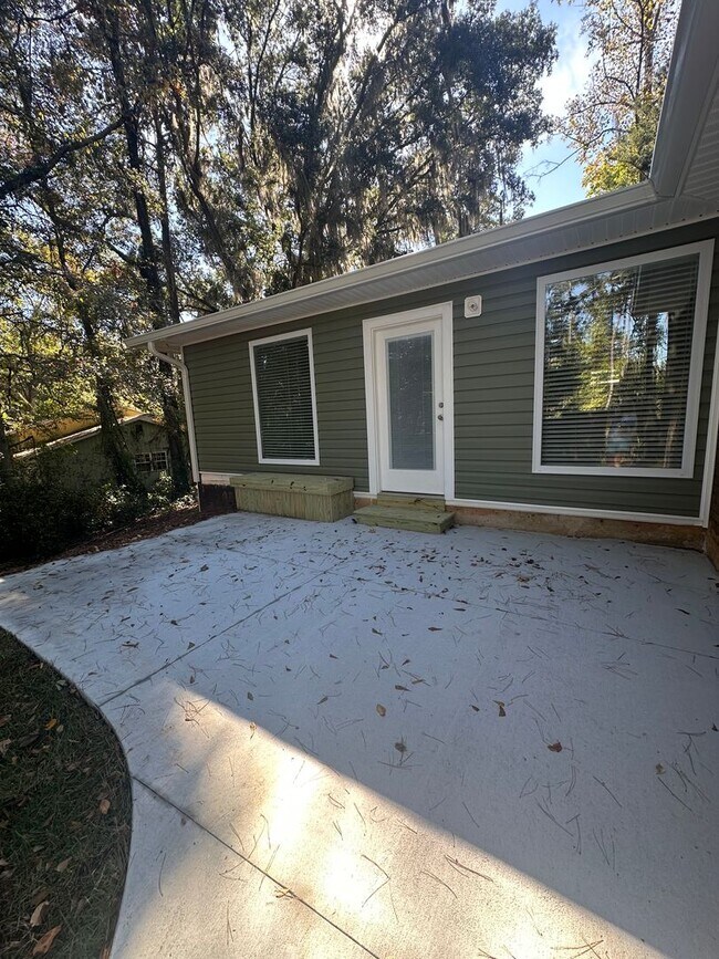 Building Photo - Newly remodeled 4/2 in the Eastgate Commun...