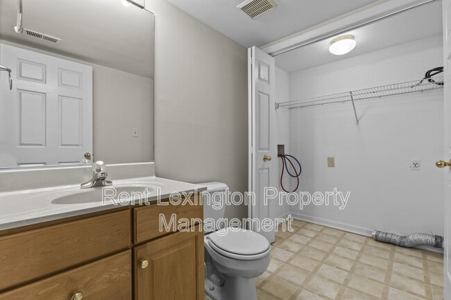 Building Photo - 3175 Kirklevington Dr