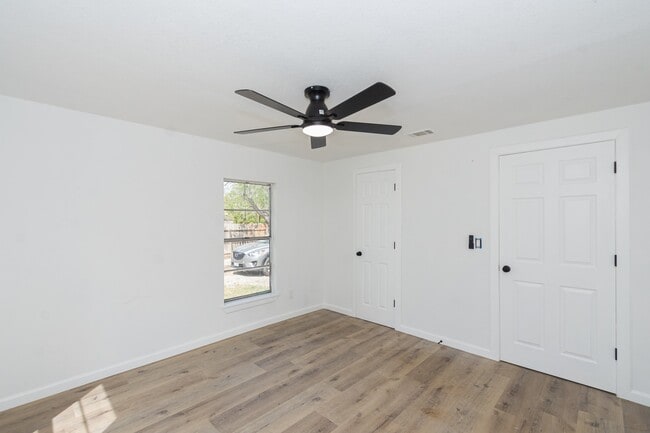 Building Photo - 211 W South St