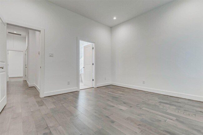 Building Photo - 5859 Dolores St