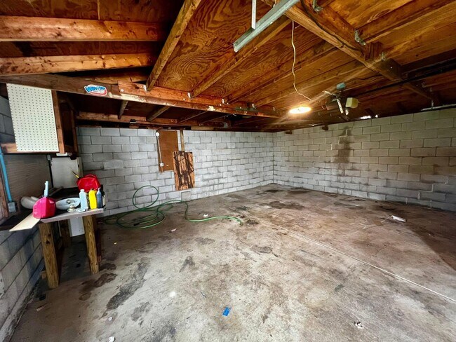 Building Photo - 1597 Rock Creek Dr