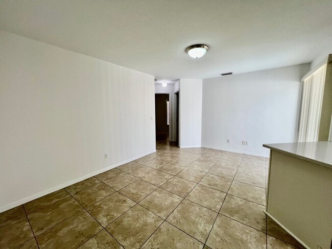 Building Photo - 3 Bedroom 2 Bath in Torino