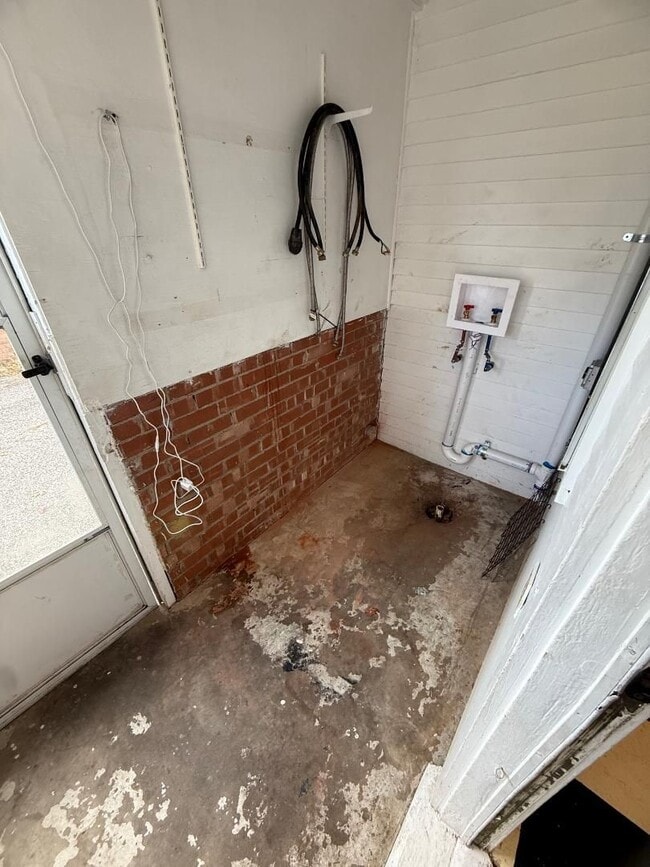 Building Photo - 2 Bed 1 Bath Duplex For Lease NOW!