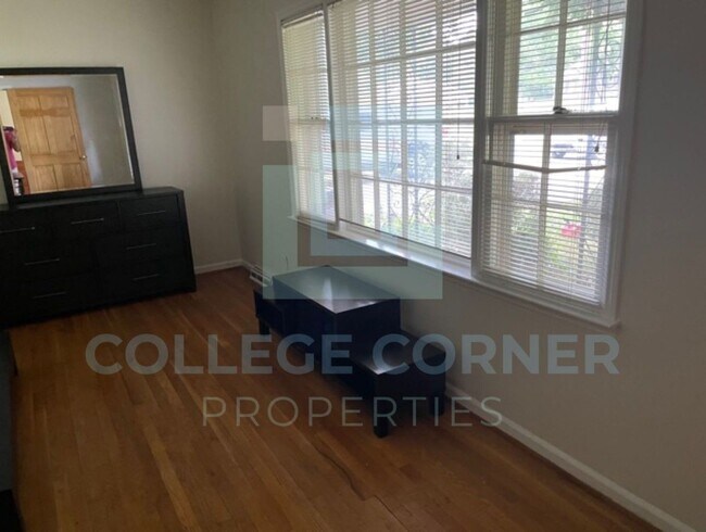 Building Photo - 830 Delmonte Dr NW