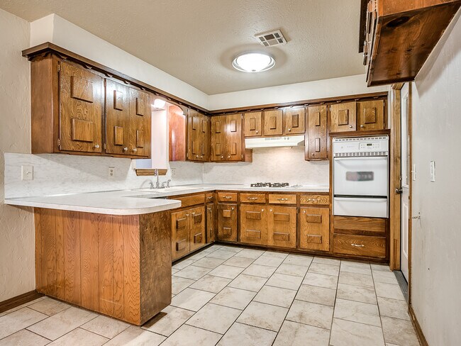 Building Photo - 1320 Frederick Dr