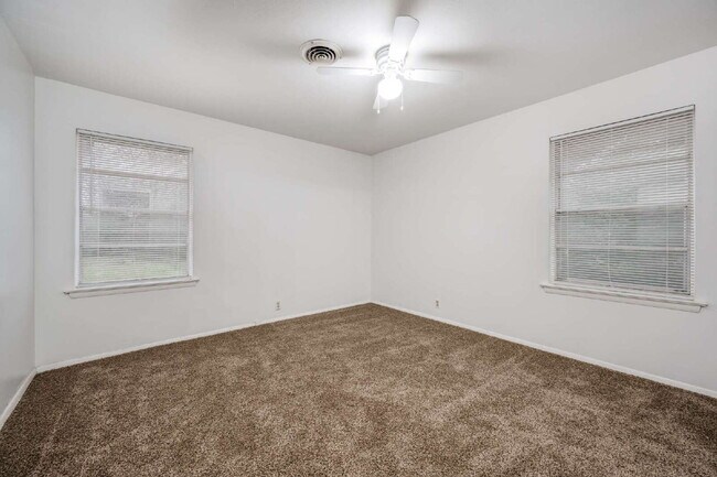 Building Photo - Spacious 4-Bed, 2-Bath Home with Two Living Areas and Huge Shaded Yard – Minutes to UNT/TWU