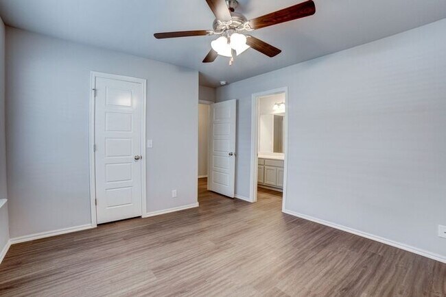 Building Photo - Brand new 4/2/2 in Elysian Fields!
