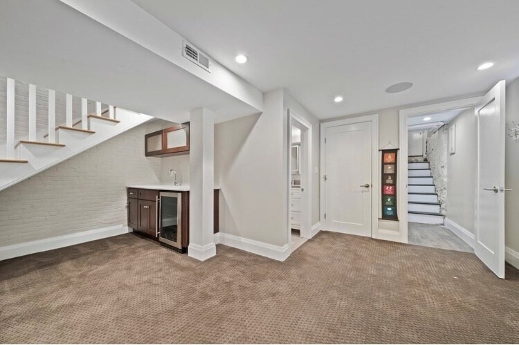 Kitchenette and private entry - 101 Rosseter St