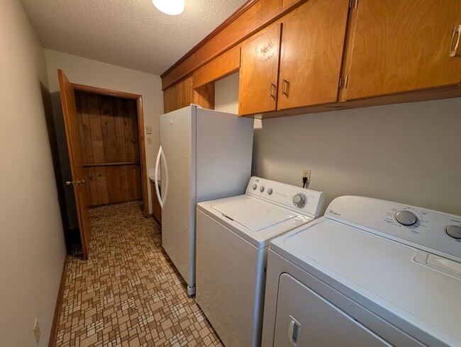 Building Photo - MOVE-IN READY! **Move-in Special**$500 off First full months rent