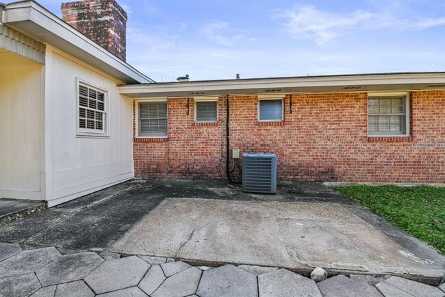 Building Photo - 839 Greg Dr