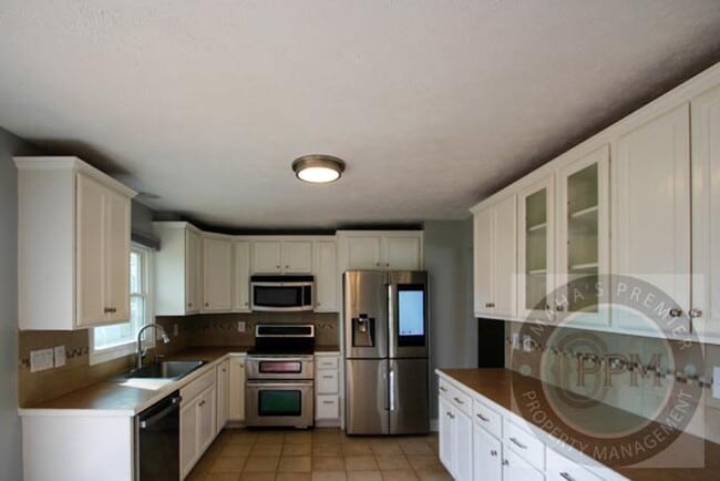 Building Photo - Discover this 3- Bd, 2.5-Ba Omaha, NE,