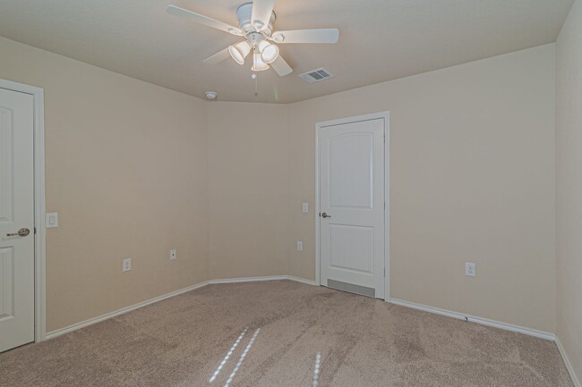 Building Photo - $300 OFF 1ST MONTH RENT IF YOU MOVE IN WIT...