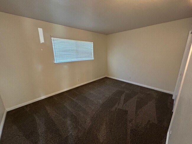 Building Photo - 3 bedroom 2 bathroom in SW Visalia