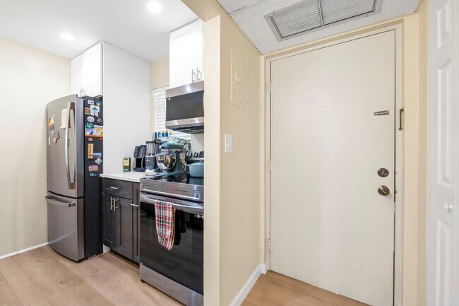 Building Photo - 830 SW 9th St Cir