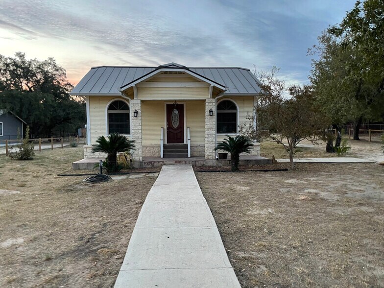 Building Photo - 3336 I-35