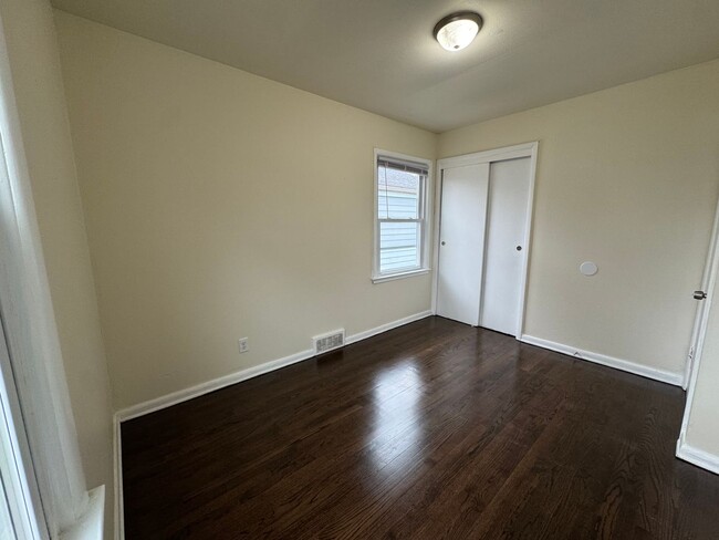 Building Photo - Move-In Ready Rental with Detached Garage