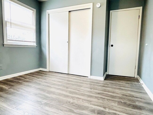 Building Photo - Adorable Duplex