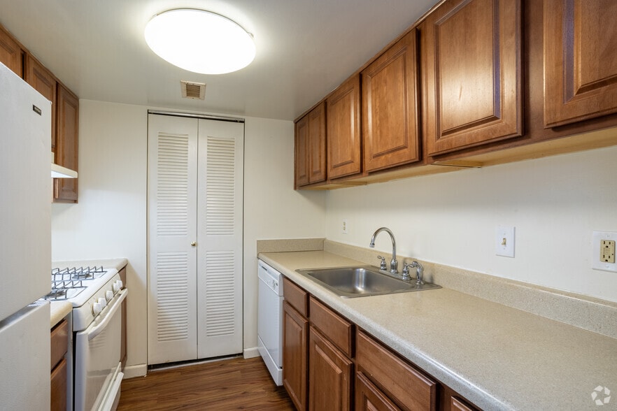 1BR. 1BA - 690 SF - Brighton Apartments