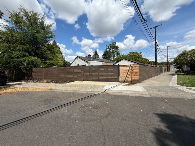 Building Photo - 3 Bedroom | 1.5 Bathroom | Single-Family Home