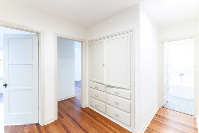 Building Photo - 1066  S Genesee-