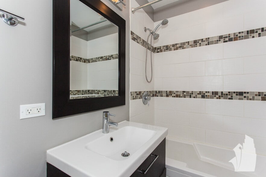 Building Photo - 3852 N Southport Ave